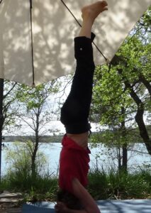 photo de pratique de yoga en provence au bord d'un lac du verdon